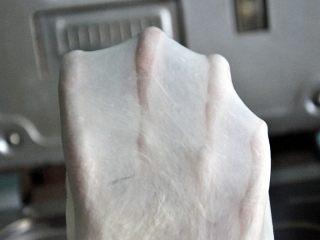 3、蔓越莓吐司布丁,选择揉面程序10分钟面团揉至完全阶段，拉出手套膜。
