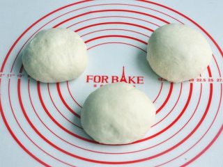 6、蔓越莓吐司布丁,将面团取出，按揉排气后面团均分成三团，盖上保鲜膜松弛15分钟。