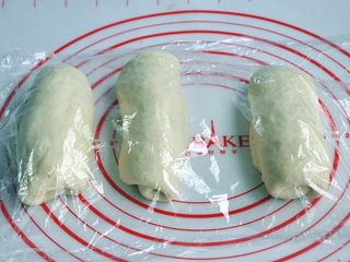 7、蔓越莓吐司布丁,将面团擀开卷成圆筒状，3个都做同样处理，盖上保鲜膜静置15分钟左右。