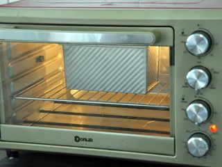 10、蔓越莓吐司布丁,放入预热好的烤箱，上下火175度，时间38分钟左右。（时间与温度请参照自家烤箱脾气），如表面上色较深，可在20分钟后加盖一张锡纸。