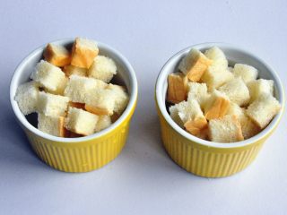 13、蔓越莓吐司布丁,选择能进烤箱的碗，检测一下需要多少吐司，我用4片半就够了。