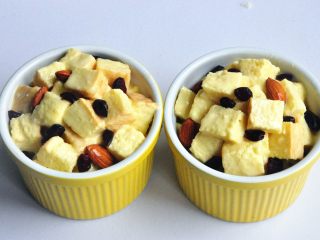 18、蔓越莓吐司布丁, 随意撒上浸泡了10分钟的蔓越莓和杏仁。