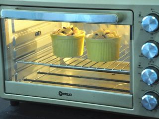 19、蔓越莓吐司布丁,放入提前预热的烤箱165度30分钟，烤直至表面金黄，如果担心上色深，可在最后十分钟加盖一张锡纸。