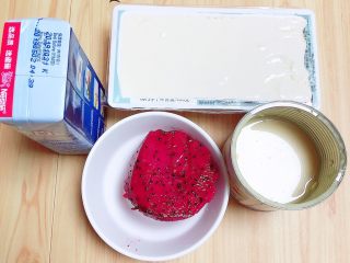 1、豆浆布丁,准备好食材。嫩豆腐、淡奶油、炼乳、火龙果。