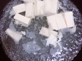 2、豆浆布丁,烧一锅水，把嫩豆腐放进去煮一下，去除涩味；