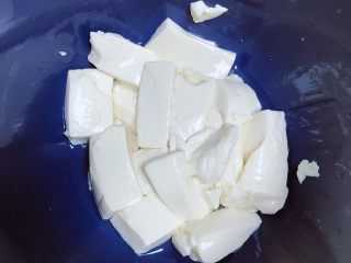 4、豆浆布丁,豆腐淋干水。