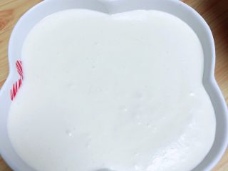 14、豆浆布丁,布丁液就过滤好了。