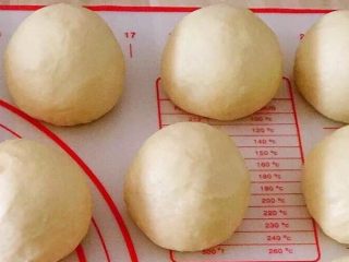 7、汉堡????坯,分成六等份盖上保鲜膜静置15分钟