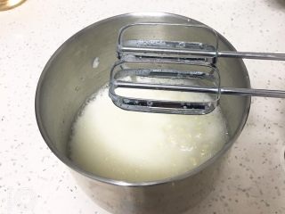 2、蔓越梅蛋糕卷,蛋白出现粗泡后加入30克细砂糖，用打蛋器高速搅打50圈。