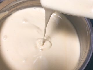 11、蔓越梅蛋糕卷,用翻拌的手法拌匀蛋糕糊。