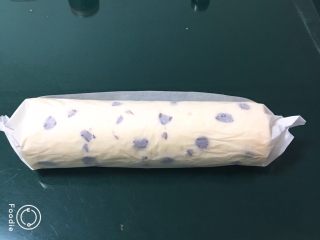 22、蔓越梅蛋糕卷,由下而上卷起来，放入冰箱冷冻一小时。