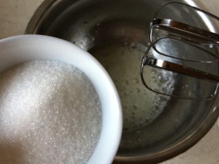 1、韩国草莓蛋糕,蛋白分2次加糖，鱼眼泡加一次，泡沫丰富加一次