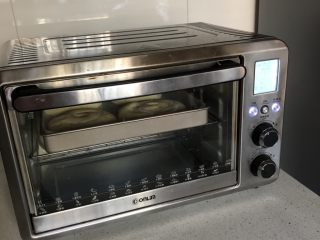 3、韩国草莓蛋糕,送入预热好的烤箱，中层、170度烤8-10分钟。