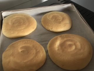 4、韩国草莓蛋糕,用牙签一插，不沾就是好了。