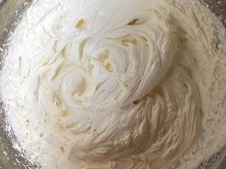 5、韩国草莓蛋糕,淡奶油加糖粉打至花纹清晰，提起蛋头有直立小尖角。装入套了花嘴的裱花袋