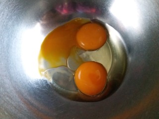 1、奥利奥戚风蛋糕,首先蛋清蛋黄分离，蛋清需要用一个干净，无油无水的容器张泽。蛋黄和玉米油放在一起。