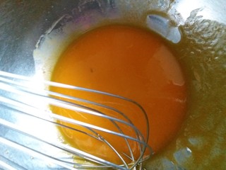 2、奥利奥戚风蛋糕,蛋黄和玉米油一起搅拌均匀。