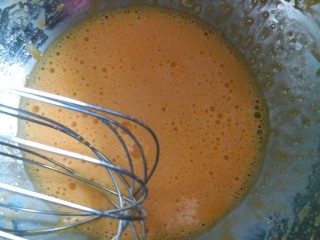 3、奥利奥戚风蛋糕,加入牛奶一起搅拌均匀。