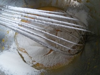 4、奥利奥戚风蛋糕,加入过筛的低粉，用手动打蛋器，搅拌均匀。