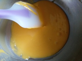 5、奥利奥戚风蛋糕,搅拌均匀的蛋黄糊，呈非常细腻的状态。