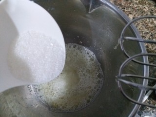 6、奥利奥戚风蛋糕,现在开始打发蛋清，打发蛋清的时候，把烤箱提前150度预热。