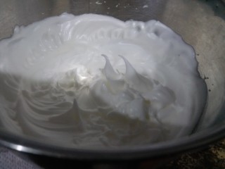 7、奥利奥戚风蛋糕,白砂糖分3次加入到蛋清内，用打蛋器低速进行大发。把蛋白霜打到硬性发泡，就是提起打蛋器，蛋白霜呈小尖勾的状态。