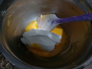 8、奥利奥戚风蛋糕,分三分之一的蛋白霜到蛋黄糊内，用硅胶刮刀翻拌切拌均匀。