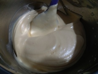 10、奥利奥戚风蛋糕,一起彻底翻拌均匀。在这个过程中动作一定要迅速轻柔。