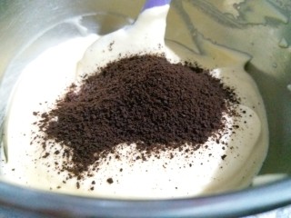 11、奥利奥戚风蛋糕,加入奥利奥碎。