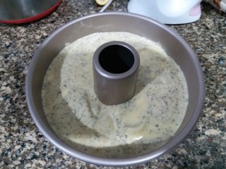 12、奥利奥戚风蛋糕,翻拌均匀之后倒入到模具内。轻震模具两次，震出气泡。