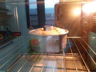 13、奥利奥戚风蛋糕,烤箱150度烘烤50分钟。