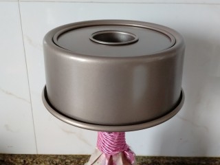 14、奥利奥戚风蛋糕,出炉后轻摔两次磨具。然后倒扣在酒瓶上。