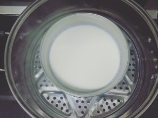 3、雪媚娘,放入烧开水的蒸锅中蒸至底部无白色液状物起锅