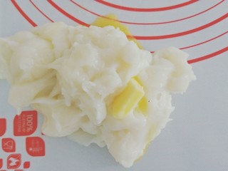 4、雪媚娘,蒸好的面团中加入黄油，使劲揉至透明
