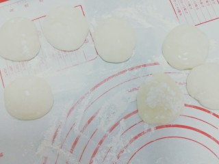 7、雪媚娘,将揉好的面团称重，每40g一份