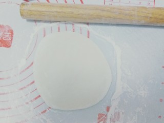 8、雪媚娘,用擀面杖擀称饺子皮状态