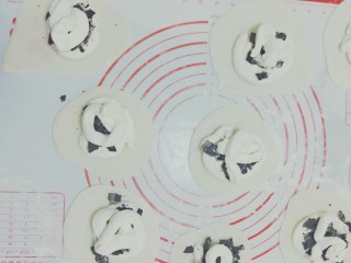 10、雪媚娘,底部加奶油，中层加奥利奥饼干，上层奶油