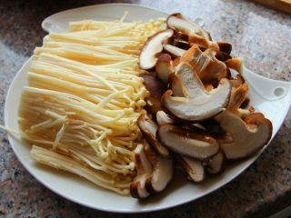 11、香辣烤鱼,香菇切片。