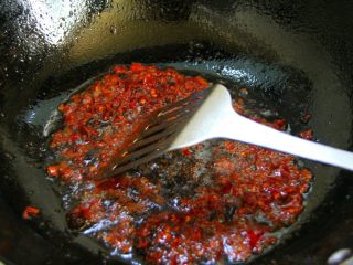 14、香辣烤鱼,煸出红油。