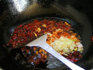 15、香辣烤鱼,倒入蒜蓉个继续翻炒出香味