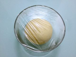 5、最爱面包+椰蓉酱面包,把面团揉圆，盖上保鲜膜放温暖处发酵2-2.5倍大