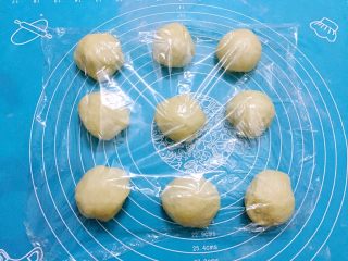 8、最爱面包+椰蓉酱面包,把面团分成9份相同大小的小面团，盖上保鲜膜醒发15分钟
