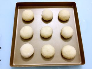 9、最爱面包+椰蓉酱面包,把面团揉圆，排放入烤盘