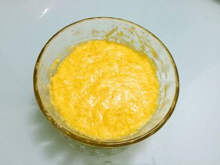 10、最爱面包+椰蓉酱面包,在二发快好时做椰蓉酱，把椰蓉酱材料全放入碗中拌匀