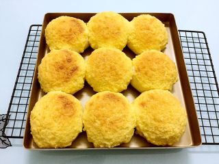 15、最爱面包+椰蓉酱面包,烤好取出晾至手温装入保鲜袋密封保存