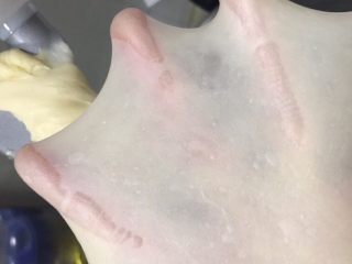 2、手撕豆沙面包,中种撕成小块，加入除了豆沙以外的主面团材料揉出膜，我是厨师机揉的，所以出膜比较快