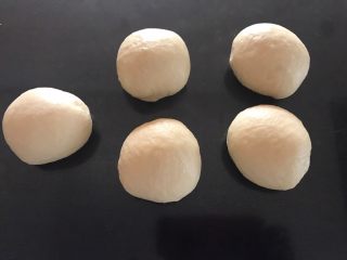 4、手撕豆沙面包,排气后平均分成5份，松弛10分钟