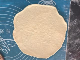 5、手撕豆沙面包,取一个面团擀成圆形，不要笑我啊没擀圆，不过没关系的一会扯一下就行了????