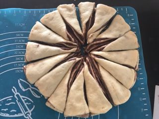 8、手撕豆沙面包,对切对切一共切8刀，就是分成16块