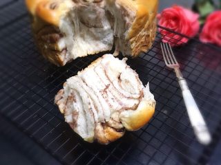 13、手撕豆沙面包,撕一块，哇塞，好吃的不要不要的